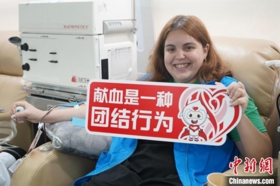 6月13日，在第20個世界獻(xiàn)血者日前夕，20名在贛留學(xué)生組團(tuán)前往血站獻(xiàn)血。吳迪 攝