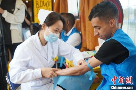 6月13日，在第20個世界獻(xiàn)血者日前夕，20名在贛留學(xué)生組團(tuán)前往血站獻(xiàn)血。吳迪 攝