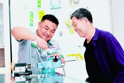 上流佳苑社區(qū)便民服務中心維修師傅李磊為社區(qū)居民提供服務。資料圖片