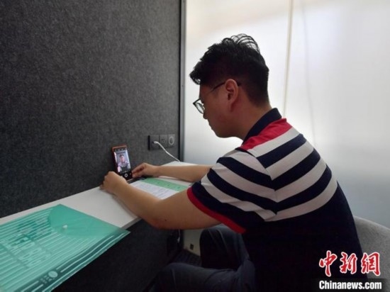 學(xué)生通過“云面試空間”進(jìn)行求職面試。劉棟 攝