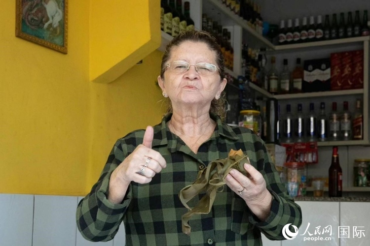 圣瑪塔社區(qū)居民品嘗粽子。王天聰攝