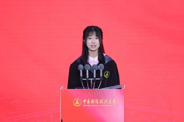 王若研在畢業(yè)典禮上發(fā)言。崔楨楨 攝