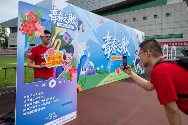 學生在市集打卡拍照。人民網(wǎng)記者 翁奇羽攝