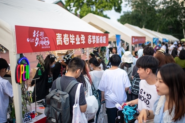 市集現(xiàn)場。人民網(wǎng)記者 翁奇羽攝