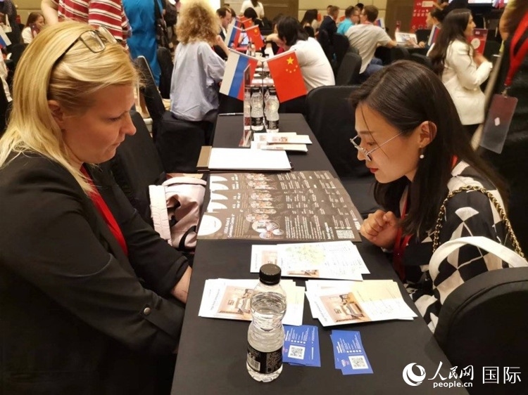 中俄旅游行業(yè)代表在北京路演活動現(xiàn)場面對面溝通。人民網(wǎng)記者 楊倩攝