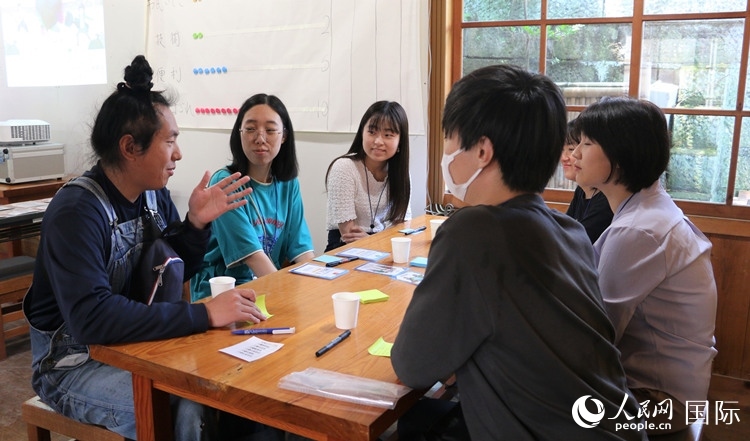 通過(guò)卡片游戲，模擬如何解決海洋垃圾問(wèn)題。人民網(wǎng) 許可攝