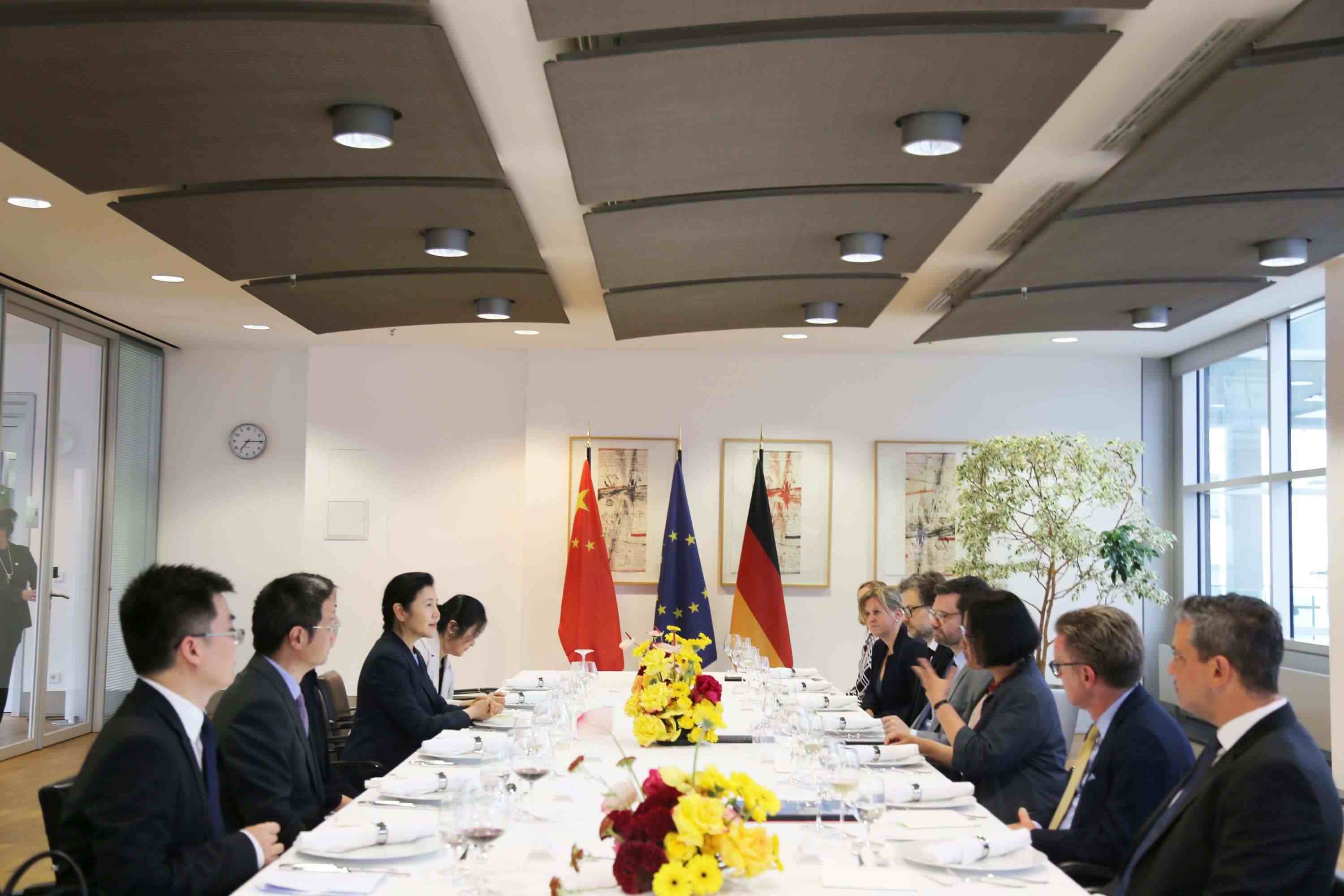 司法部長賀榮與德國聯(lián)邦司法部長布施曼舉行會談。