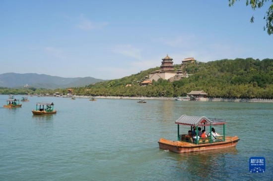 6月22日，游人在北京頤和園乘坐游船。新華社記者 任超 攝