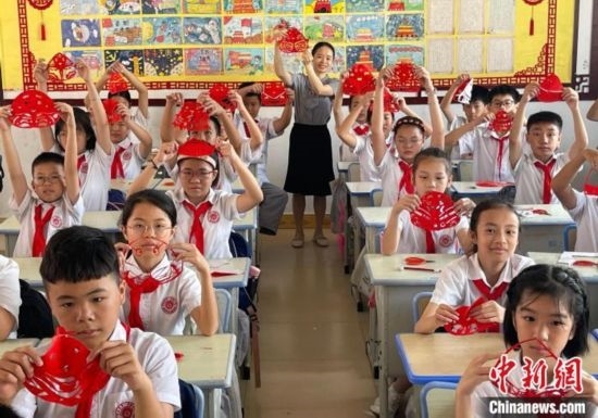 圖為學生們展示剪紙作品。 興業(yè)縣融媒體中心供圖