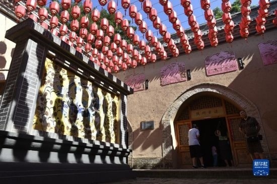 6月23日，游人在三門峽市陜州地坑院景區(qū)內(nèi)游覽。