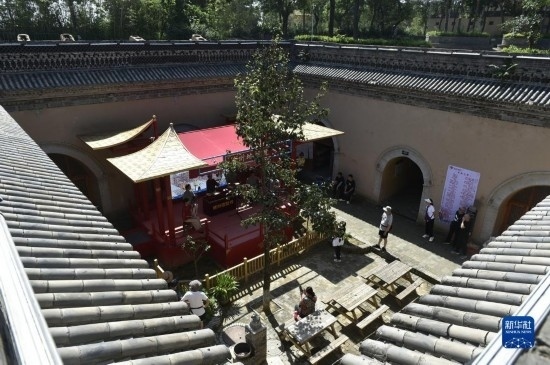 6月23日，游人在三門峽市陜州地坑院景區(qū)內(nèi)游覽。