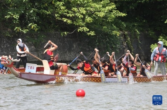 6月23日，在江蘇省宜興市舉行的龍舟競渡賽中，參賽選手們奮力拼搏。