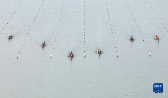 6月23日，在江蘇省泰州市水上運(yùn)動訓(xùn)練基地，人們參加龍舟比賽（無人機(jī)照片）。