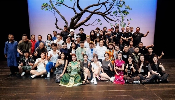 《斷金》百場演職人員合影。龍馬社供圖