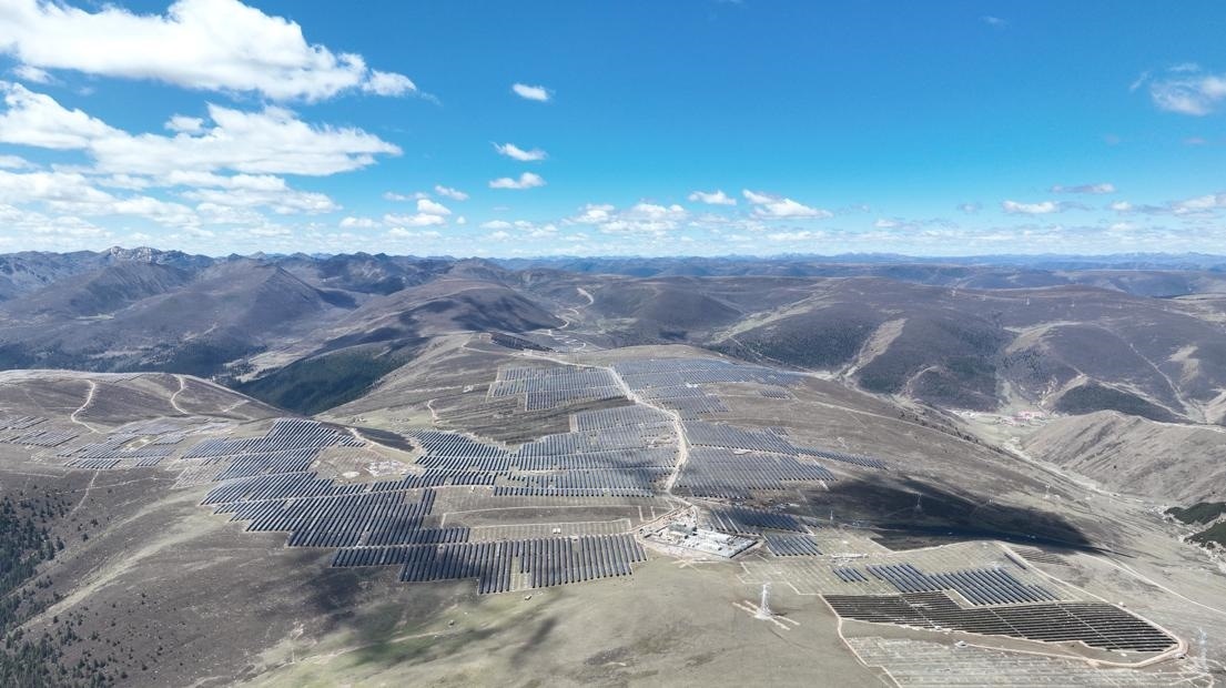 航拍雅礱江柯拉一期光伏電站。受訪者供圖