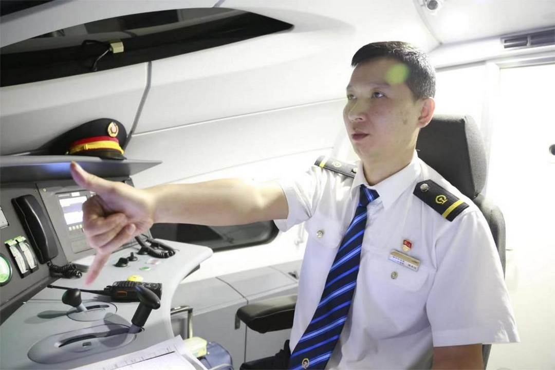 陳承儀駕駛動(dòng)車組列車執(zhí)行標(biāo)準(zhǔn)作業(yè)。陳巍攝