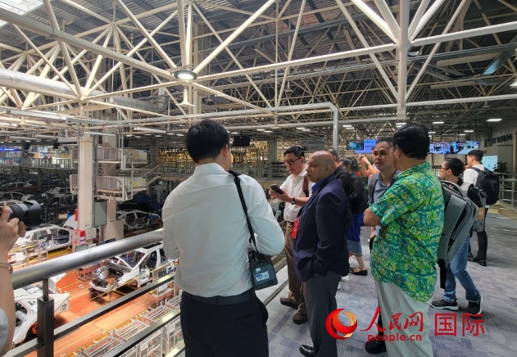 外媒記者在廣汽埃安車(chē)間參觀。人民網(wǎng) 寧玉瑛攝