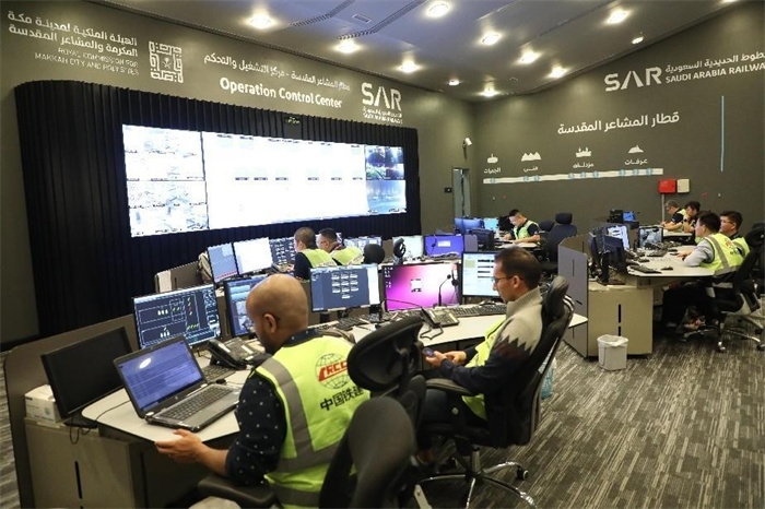 中外工作人員在控制室工作。中國(guó)鐵建供圖