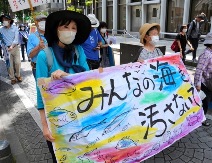 2023年6月20日，日本民眾在福島縣政府周?chē)e行抗議活動(dòng)，強(qiáng)烈反對(duì)核污水排海計(jì)劃，呼吁保護(hù)漁業(yè)資源。圖片來(lái)源：《朝日新聞》
