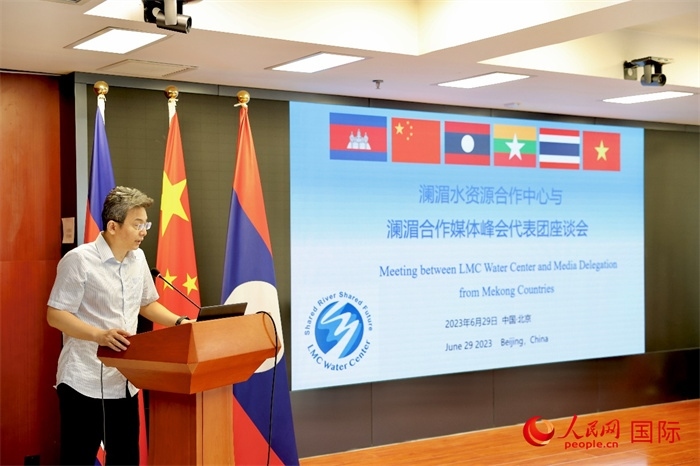 由瀾湄六國(guó)有關(guān)部門(mén)及主流媒體等組成的采訪團(tuán)與中方代表在瀾湄水資源合作中心舉行座談會(huì)。水利部國(guó)際合作與科技司副司長(zhǎng)、一級(jí)巡視員、瀾湄水資源合作聯(lián)合工作組中方組長(zhǎng)李戈發(fā)表講話。（人民網(wǎng) 李世奇攝）