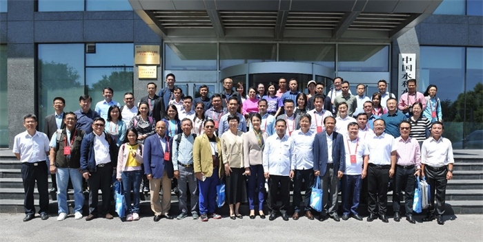 由瀾湄六國(guó)有關(guān)部門(mén)及主流媒體等組成的采訪團(tuán)與中方代表在瀾湄水資源合作中心門(mén)口合影。（瀾湄水資源合作中心供圖）