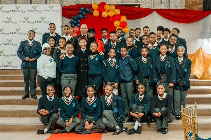 Blinkklip高中的學(xué)生們。（圖片來源：廣西大錳南非PMG礦業(yè)有限公司）