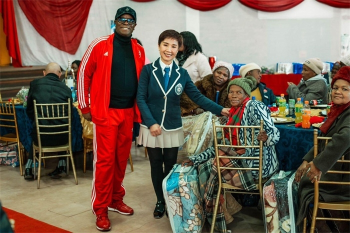 Micheal Mohala中將、黃琳與社區(qū)老人合影。（圖片來源：廣西大錳南非PMG礦業(yè)有限公司）