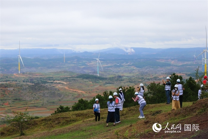 瀾湄記者團在富源西風電基地拍照“打卡”。（人民網(wǎng) 李發(fā)興攝）