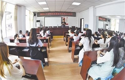  圖②：法院干警向參加活動的學(xué)生和家長講解暑假安全教育知識。