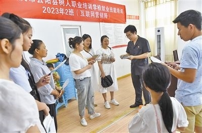  圖③：法院干警現(xiàn)場指導(dǎo)鄉(xiāng)村“代理家長”如何正確管護留守兒童。