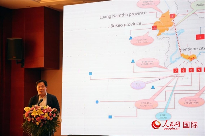 老撾計劃與投資部發(fā)展研究院院長史提羅斯·拉斯福尼在活動現(xiàn)場發(fā)言。人民網(wǎng)記者楊一攝