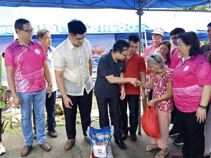 中國駐菲律賓大使館向部分馬榮火山受災(zāi)家庭分發(fā)賑災(zāi)物資。中國駐菲律賓大使館供圖