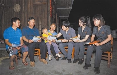 “法治屋場會”上，法院黨員志愿服務隊在給種植戶普及法律知識。