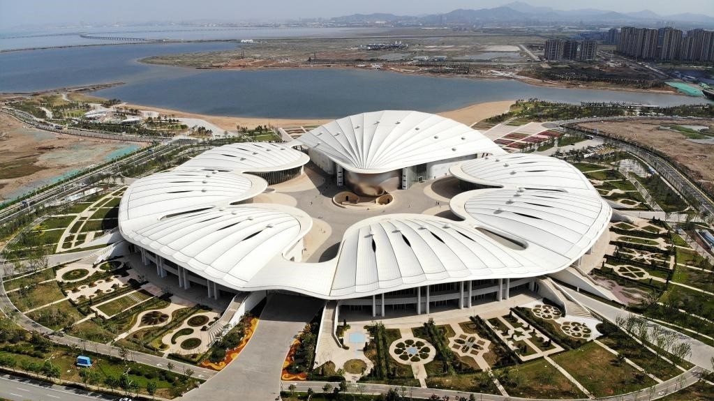 位于中國－上海合作組織地方經貿合作示范區(qū)的青島·上合之珠國際博覽中心。新華社記者 李紫恒 攝
