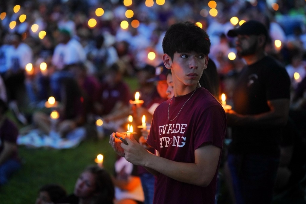 5月24日，在美國(guó)得克薩斯州小城尤瓦爾迪，人們參加守夜儀式悼念校園槍擊遇害者。當(dāng)日是美國(guó)尤瓦爾迪大規(guī)模校園槍擊事件一周年。新華社記者吳曉凌攝