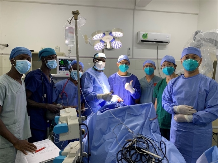 腦膿腫手術(shù)成功，全體參與手術(shù)的醫(yī)務(wù)工作者合影留念。中國第二十九批援幾內(nèi)亞醫(yī)療隊供圖