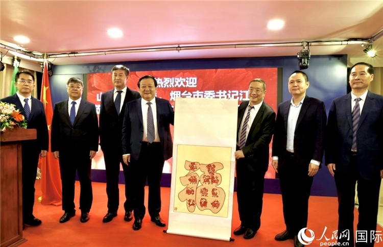 參加座談會(huì)的主要嘉賓合影留念。人民網(wǎng)記者宋亦然攝