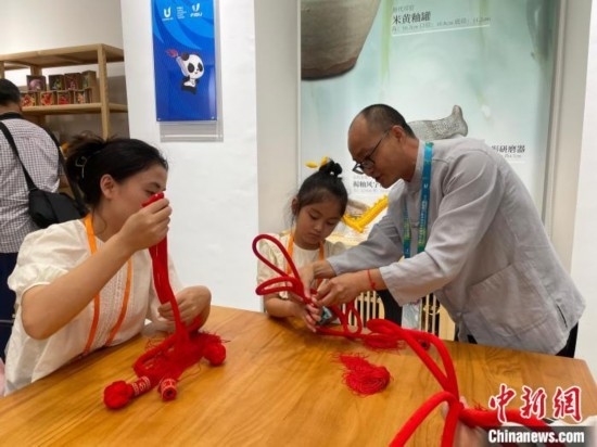 市民體驗(yàn)制作吉祥如意結(jié)。祝歡 攝