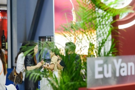 RCEP成員國企業(yè)亮相第三屆消博會。2023年4月12日，參觀者在新加坡企業(yè)余仁生的展臺了解產品。新華社記者王澤聰攝