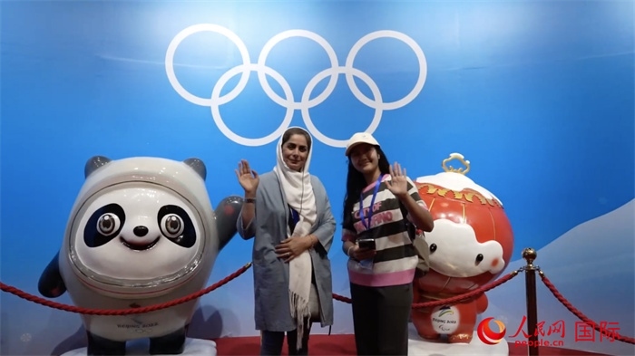 “上合小記者”與2022北京冬奧會吉祥物合影。實習(xí)生 方明軒攝