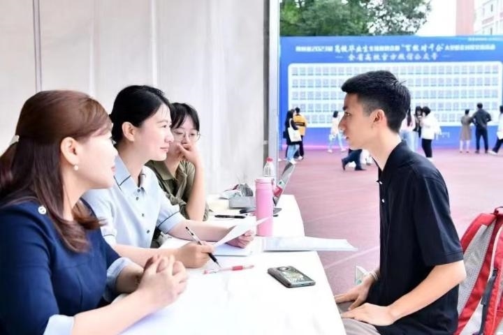 2023年5月7日，四川省2023屆高校畢業(yè)生專場(chǎng)招聘會(huì)暨“百校對(duì)千企”大型校企對(duì)接交流活動(dòng)在成都理工大學(xué)舉行。（四川省教育廳供圖）