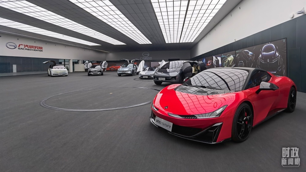 今年4月，習(xí)近平考察廣汽埃安新能源汽車(chē)股份有限公司，了解企業(yè)推動(dòng)制造業(yè)高端化、智能化、綠色化等情況。（總臺(tái)央視記者石丞拍攝）