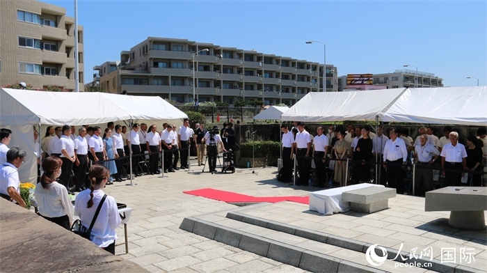 參加紀(jì)念活動(dòng)者全體起立默禱。人民網(wǎng) 許可攝