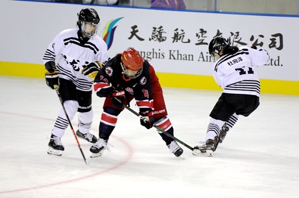 上海隊田博雅(中)與黑龍江隊杜宛澤爭搶。人民網(wǎng)記者 胡雪蓉攝