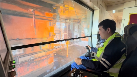 國家電投內(nèi)蒙古公司南露天煤礦裝車站司機石繼立的操縱下，一次性60噸的煤炭穩(wěn)穩(wěn)裝入車廂。人民網(wǎng) 金洪花攝