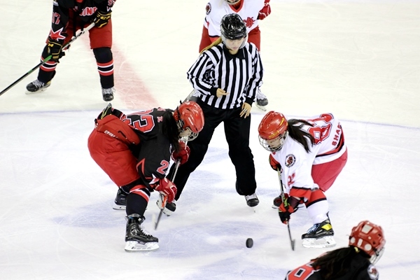 北京隊球員呂悅(左)與上海隊球員黃滟爭球。人民網(wǎng)記者 胡雪蓉攝