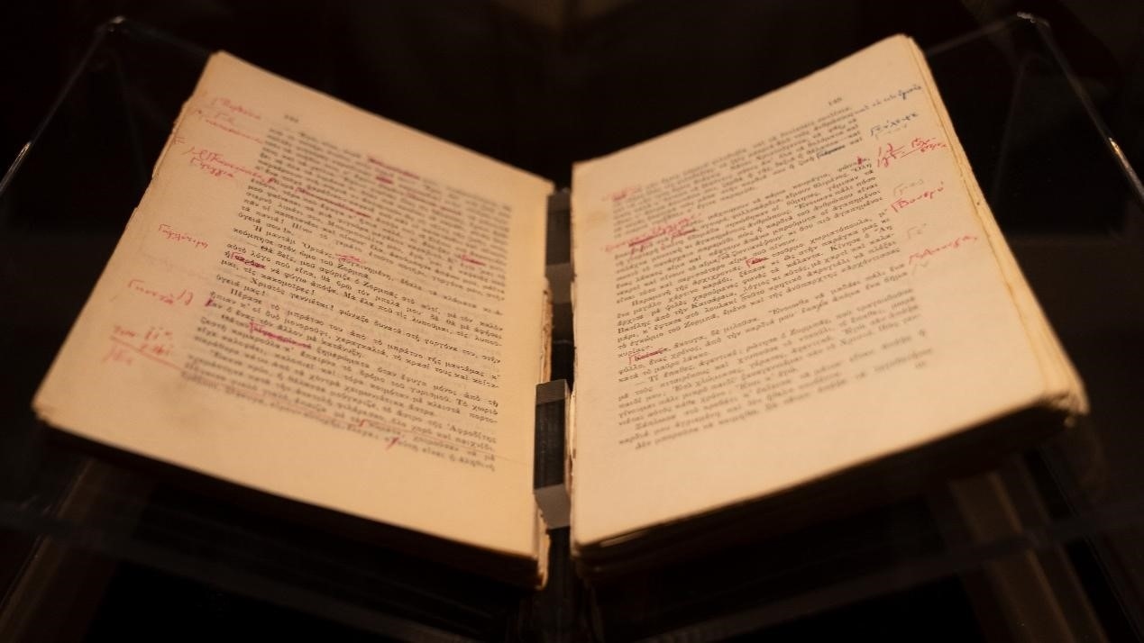 《希臘人左巴》初印后，卡贊扎基斯的修改批注。人民網(wǎng)記者 葛泰佚攝