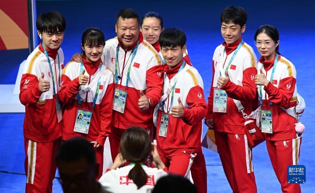 7月22日，中國(guó)代表團(tuán)部分成員在歡迎儀式后合影。新華社記者 王曦 攝