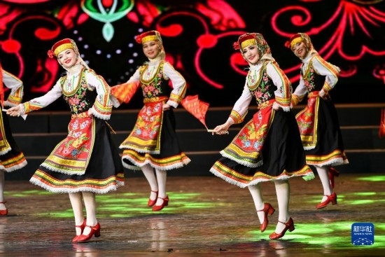 7月21日，哈薩克斯坦薩爾塔納國(guó)家舞蹈團(tuán)的演員在演出。