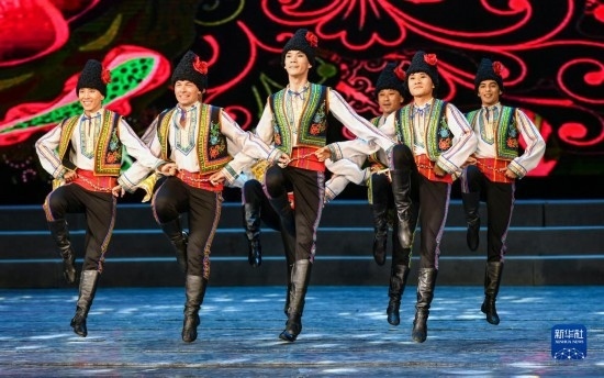 7月21日，哈薩克斯坦薩爾塔納國(guó)家舞蹈團(tuán)的演員在演出。